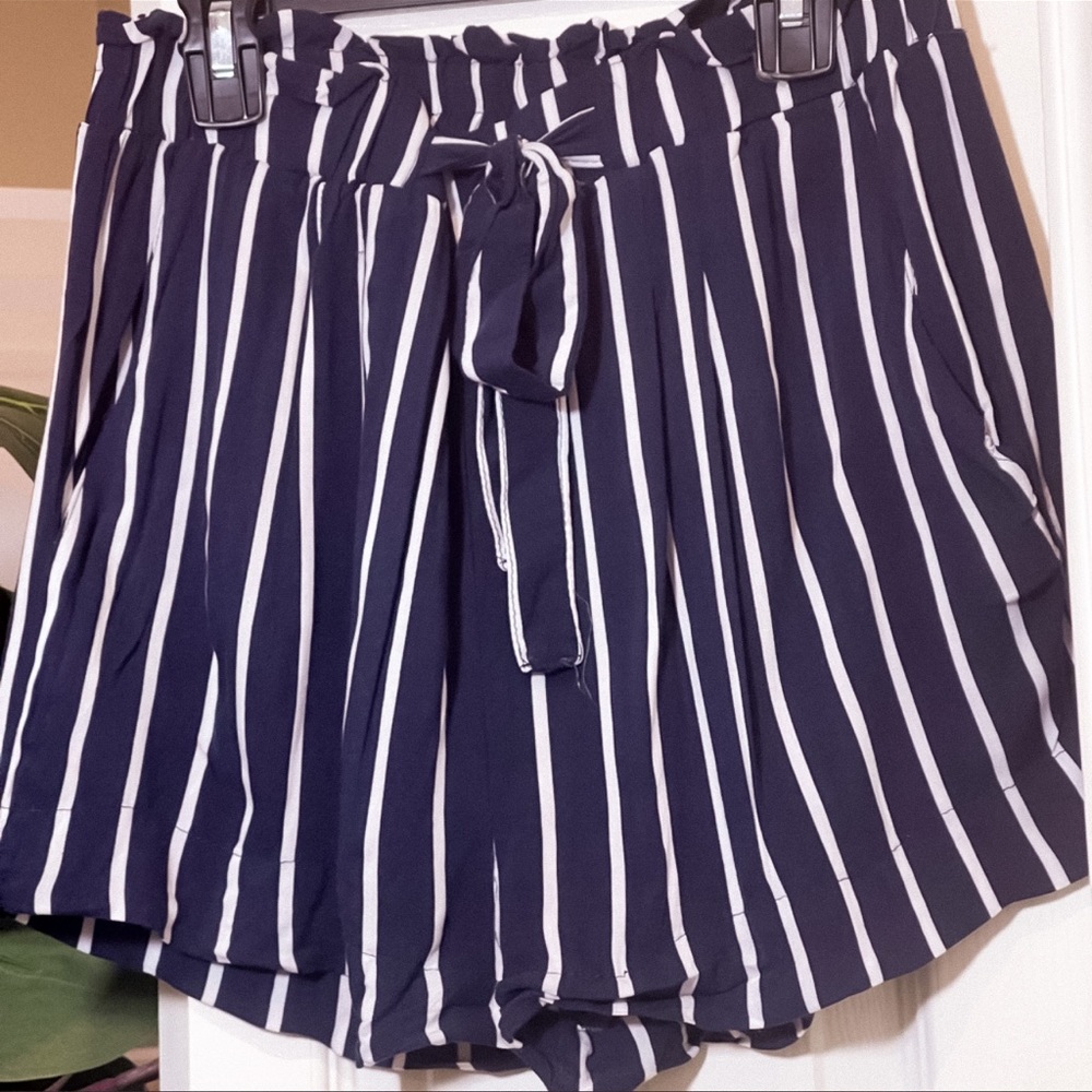 💙🆕Ambiance appaxel navy blue and white shorts size M